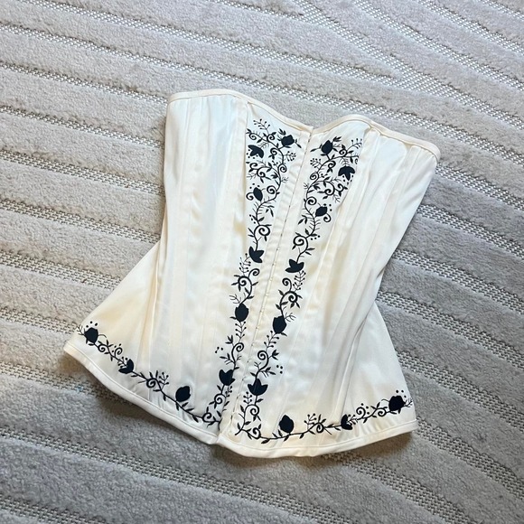 Charlotte Russe Tops - VTG Y2K Charlotte Russes white corsetsize M/L BlackWhite Silky Rococo Coquette